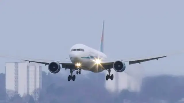 [VIDEO] Turbulensi, Pesawat Mendarat Lompat-lompat