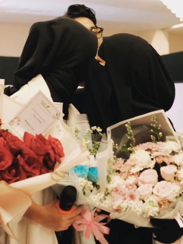 Potret Sintya Marisca dan Umi Pipik pada acara peluncuran brand parfum Umi Pipik (Instagram/@sintyamarisca)