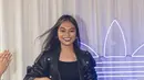 Regina Poetiray juga tampil begitu chic bergaya glam rock dengan jaket kulit, mini skrit disertai aksen rantai serta paduan kaos kaki high knee dengan Adidas Taekwondo. [Foto: Instagram/ Andrea Bimo]
