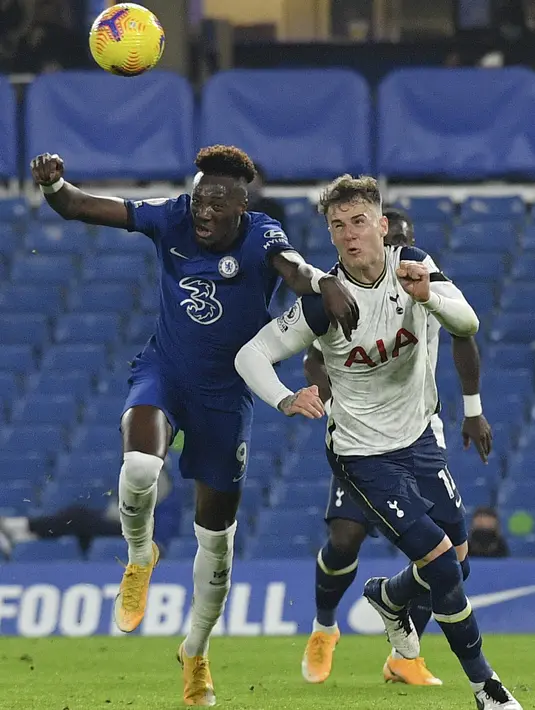 Penyerang Chelsea, Tammy Abraham berebut bola dengan bek Tottenham Hotspur, Joe Rodon pekan ke-10 Liga Inggris 2020/2021 di Stamford Bridge, Minggu (29/11/2020). Derby London antara Tottenham Hotspur kontra Chelsea berakhir imbang tanpa gol. (Justin Tallis/Pool via AP)