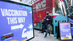 Seorang pria turun dari bus vaksinasi di klinik vaksin keliling NYC di Midtown Manhattan, Senin (6/12/2021). Wali Kota Bill de Blasio mengumumkan semua pengusaha swasta Kota New York harus mewajibkan pekerja mereka untuk divaksinasi COVID-19 mulai 27 Desember. (AP Photo/Mary Altaffer)