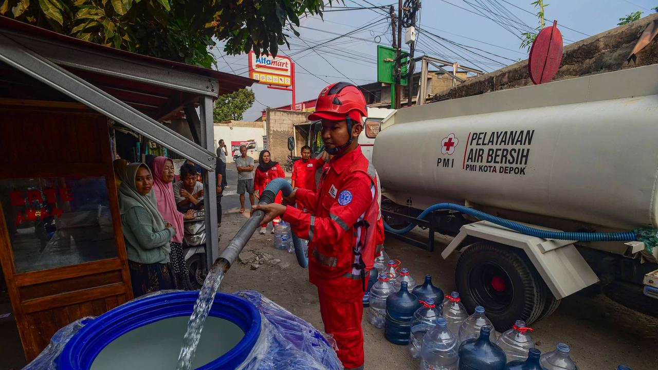 PMI Distribusikan Air Bersih bagi Korban Kekeringan di Depok