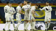 Para pemain Leeds United berselebrasi setelah gelandang Jack Harrison mencetak gol ke gawang Crystal Palace pada pertandingan lanjutan Liga Inggris di Stadion Elland Road di Leeds, Inggris, Selasa (9/2/2021). Leeds United menang atas Crystal Palace 2-0. (Tim Keeton/Pool via AP)