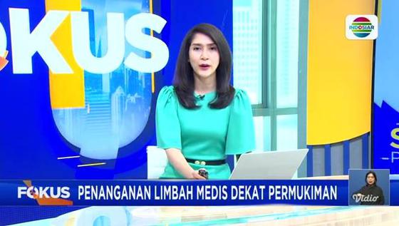 Fokus : Banjir Mengepung Jalur Pantura Kaligawe Semarang, Pekerja Menumpang Truk