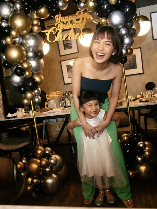 Rupanya, sejak tahun 2022 lalu, Chelsea sedang berjuang memperbaiki struktur giginya agar tidak terjadi masalah dengan kesehatannya.  [Foto: Instagram/ Chelsea Olivia]