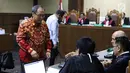 Terdakwa dugaan korupsi E-KTP, Made Oka Masagung (kiri) dan Irvanto Hendra Pambudi Cahyo saat menjalani sidang tuntutan di Pengadilan Tipikor, Jakarta, Selasa (6/11). Keduanya dituntut 12 tahun penjara oleh JPU KPK. (Liputan6.com/Helmi Fithriansyah)