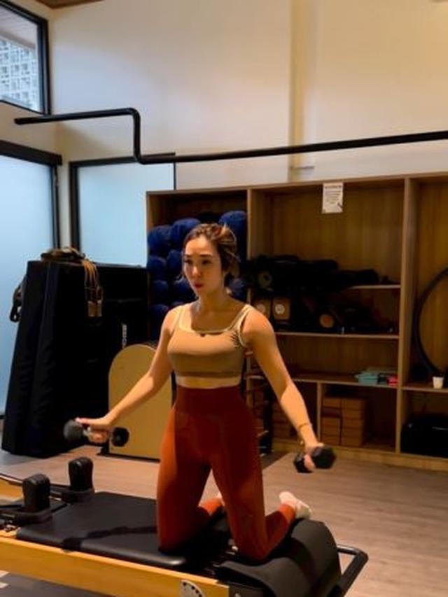 6 Potret Gisella Anastasia saat Latihan Pilates, Pamer Body Goals