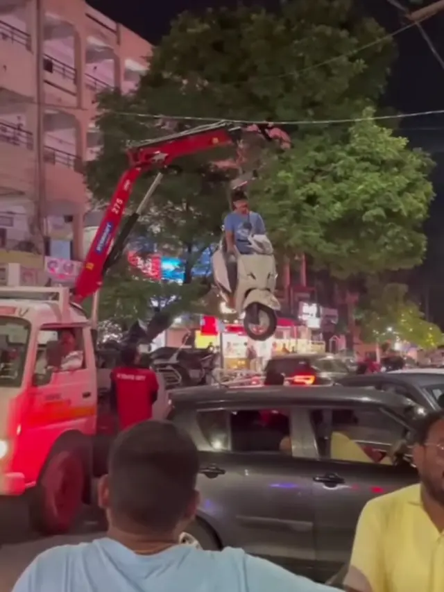 Pria Ini Melayang Tunggangi Motor Ditilang