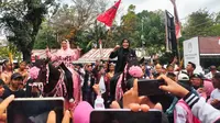 Balon Wako-Wawako Palembang Fitrianti Agustinda-Nandriani datang ke KPU Palembang menaiki dua ekor kuda, untuk menyerahkan dokumen persyaratan mengikuti Pilkada Palembang (Liputan6.com / Nefri Inge)