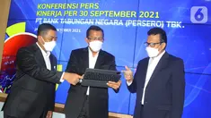 Direktur Utama PT Bank Tabungan Negara (Persero) Tbk. Haru Koesmahargyo (tengah) didampingi Jajaran Direksi Bank BTN Hirwandi Gafar (kiri) dan Nofry Rony Poetra (kanan) berbincang melihat laporan keuangan perseroan per 30 September 2021 di Jakarta, Kamis (21/10/2021). (Liputan6.com/HO/BTN)
