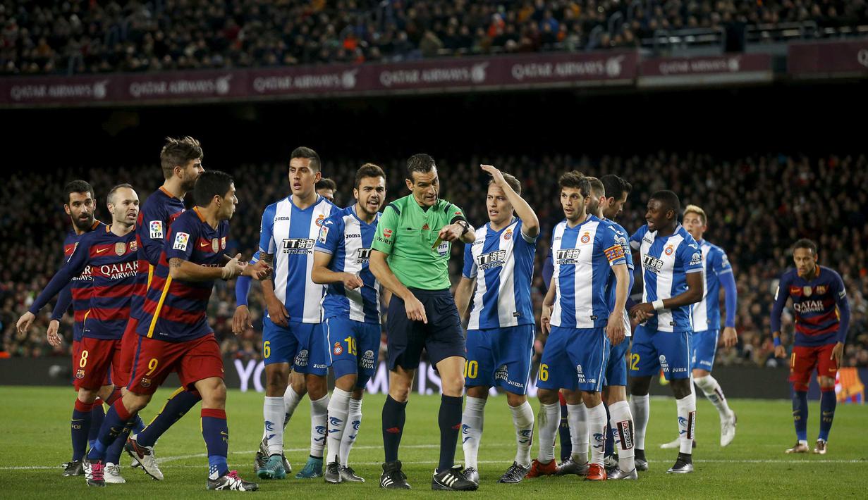 Para pemain Barcelona dan Espanyol beradu argumen dengan wasit  Juan Martinez Munuera  pada laga 16 besar Copa del Rey di Stadion Camp Nou, Barcelona, Kamis (7/1/2016) dini hari WIB.  (REUTERS/Albert Gea)