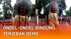 Pengamen ondel-ondel kerap lalu lalang setiap harinya di jalanan Jakarta. Jalan besar maupun gang sempit mereka lalui. Namun yang terjadi berikut ini justru jadi sorotan, lantaran ondel-ondel kebingungan.
