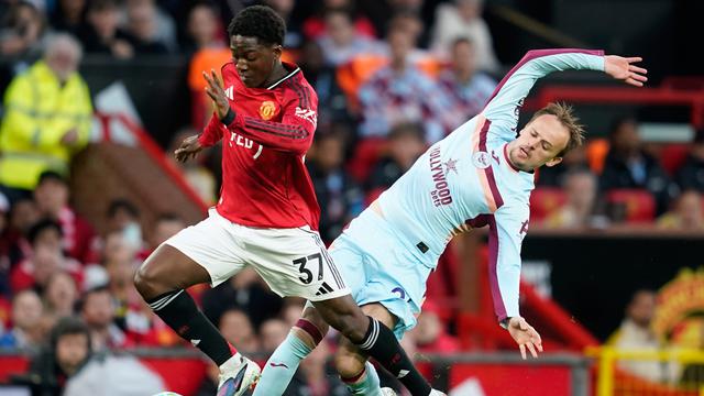 Kobbie Mainoo diganggu Mikkel Damsgaard di laga Manchester United vs Brentford di pekan ke-34 Liga Inggris 2025/2026 di Old Trafford, Selasa (28/04/2026).