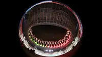 Gambar lensa fisheye menunjukkan kembang api yang menerangi langit pada awal upacara pembukaan Paralimpiade Tokyo 2020 di Olympic Stadium, Tokyo, Selasa (24/8/2021). Setelah ditunda selama setahun akibat pandemi Covid-19, Paralimpiade Tokyo 2020 akhirnya resmi dibuka. (Philip FONG/AFP)