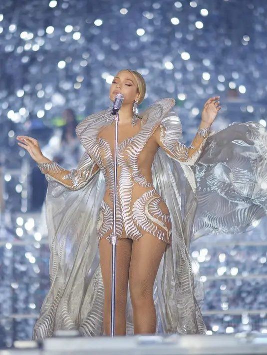 Sebanyak 980 silikon marmer perak 3D menghiasi seluruh gaun, hingga kerah yang melingkar indah menjulang di atas bahunya.