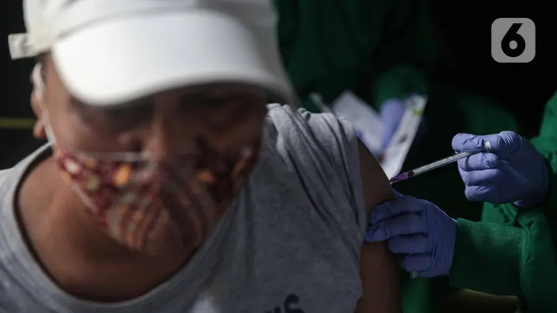Vaksinasi Booster COVID-19 di Jakarta