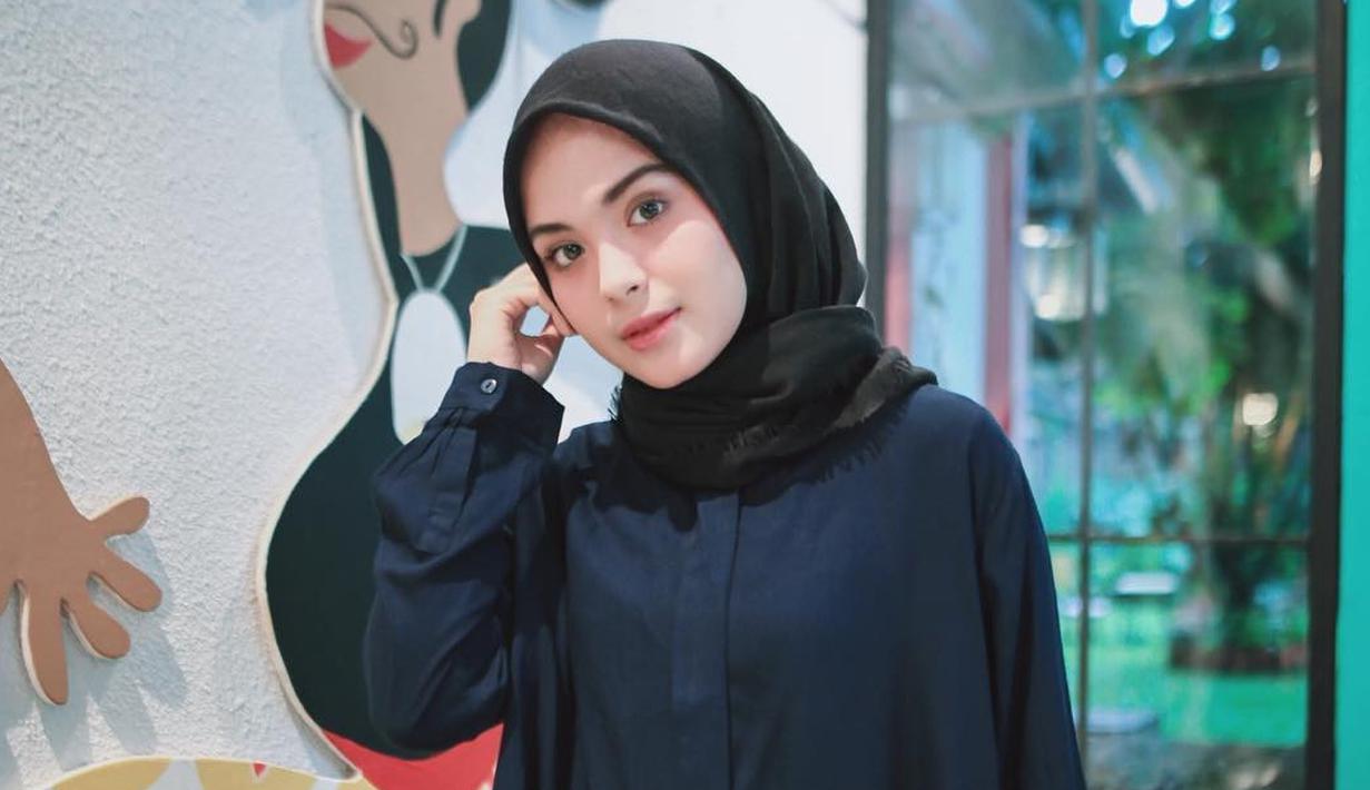 Sebelum Ramadan 2018 tiba, Vebby Palwinta dan sederet selebriti ini telah mantap memutuskan berhijab. Tampilan Vebby semakin modis dan memukau dengan paduan hijab dengan busana yang dikenakannya. (Instagram/vebbypalwinta)