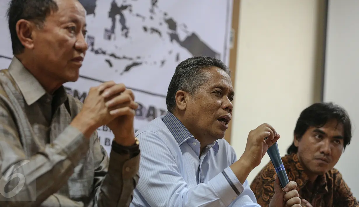 Ketua Umum Peradi, Luhut Pangaribuan (tengah) saat diskusi di Kantor LBH, Jakarta, Rabu (4/11/2015). Luhut menjelaskan munculnya SE ini dianggap sebagai ancaman bagi masyarakat untuk membatasi kebebasan berekspresi (Liputan6.com/Faizal Fanani)