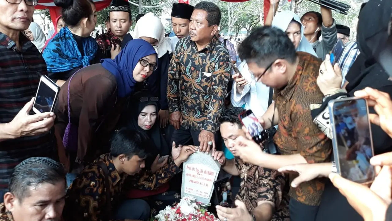 Warga Antre Berfoto di Makam BJ Habibie