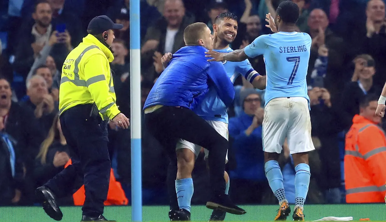 Sergio Aguero merayakan gol bersama fans saat melawan Wolverhampton pada laga Piala Liga Inggris di Etihad Stadium, Manchester, (24/10/2017. City menang adu penalti 4-1. (Tim Goode/PA via AP)