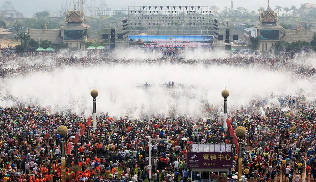 Ribuan orang di provinsi Yunnan barat daya Cina merayakan Festival Air, Rabu (16/4) (AFP Photo/STR)