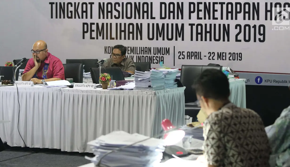 Komisioner KPU RI, Ilham Saputra (kiri) memimpin rapat Rekapitulasi Hasil Penghitungan Perolehan Suara Tingkat Nasional dan Penetapan Hasil Pemilihan Umum Tahun 2019, Jakarta, Rabu (7/5/2019). (Liputan6.com/Helmi Fithriansyah)