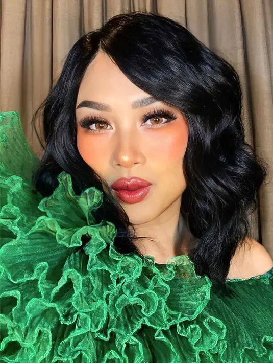 3. Kalau ini, Titi Dj tampil dengan gaya makeup Igari dari Jepang yang menonjolkan rona bold pada pipi dan bawah mata.  (Instagram/ti2dj).