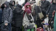 Orang-orang yang meninggalkan Ukraina menunggu bus untuk menuju stasiun kereta api di Przemysl, di perbatasan di Medyka, Polandia, Jumat (4/3/2022). PBB pada Kamis (3/3) melaporkan 1 juta orang telah meninggalkan Ukraina sejak invasi Rusia terhadap negara itu sepekan lalu. (AP Photo/Visar Kryeziu)