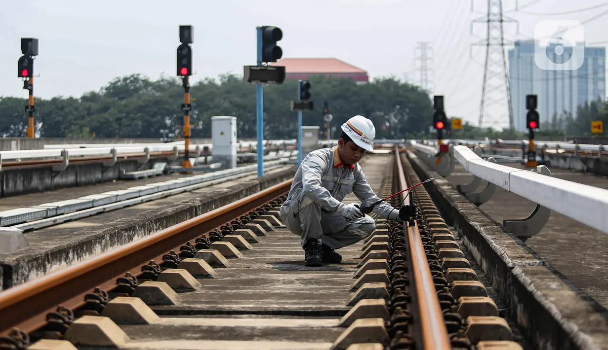 Pada sistem ballastless track, batuan kerikil diganti dengan beton bertulang. (Liputan6.com/Angga Yuniar)
