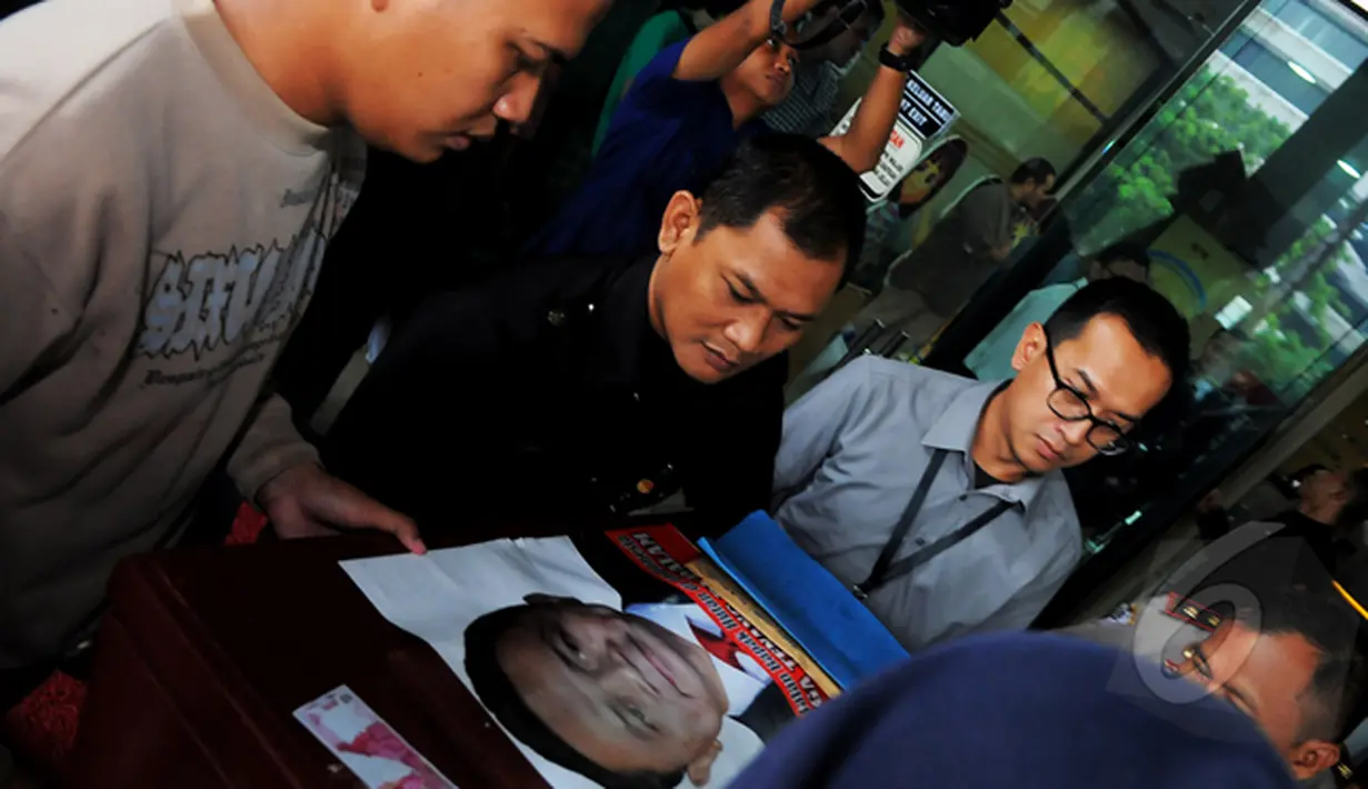 Para pendemo menganggap Zulkifli Hasan terlibat kasus ahli fungsi hutan di Riau. Mereka meminta KPK untuk segera menangkap Zulkifli Hasan, Jakarta, Kamis (22/01/15). (Liputan6.com/Faisal R Syam)