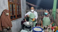 Bupati Kebumen memasak nasi goreng untuk petugas kebersihan perempuan sebagai apresiasi atas dedikasinya. (Foto: Liputan6.com/Rudal Afgani)