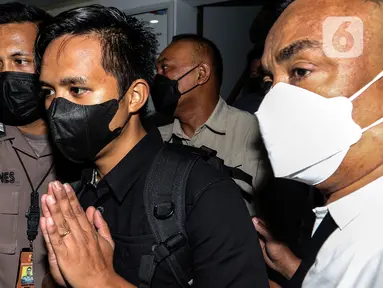 Ajudan Irjen Pol Ferdy Sambo, Bhayangkara Dua Richard Eliezer Pudihang Lumiu atau Bharada E (baju hitam) berjalan keluar usai pemeriksaan di Kantor Komnas HAM, Jakarta, Selasa (26/7/2022). Bharada E  dimintai keterangan terkait tewasnya Brigadir J alias Nofriansyah Yosua Hutabarat. (Liputan6.com/Johan Tallo)