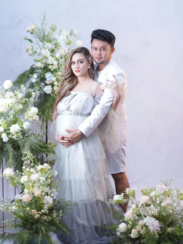 6 Gaya Maternity Shoot Irenne Ghea, Tampil Serasi dengan Noval KDI