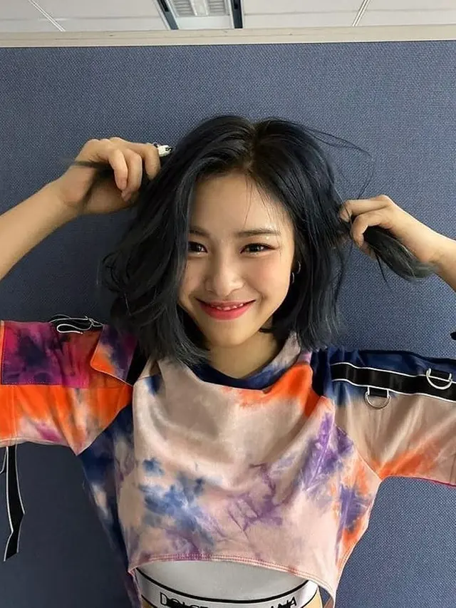 8 Transformasi Warna Rambut Ryujin ITZY yang Berani dan Ekspresif