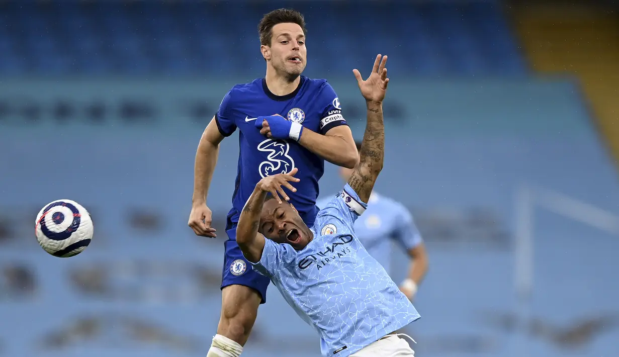Bek Chelsea, Cesar Azpilicueta (atas) berebut bola dengan gelandang Manchester City, Raheem Sterling dalam laga lanjutan Liga Inggris 2020/2021 pekan ke-35 di Etihad Stadium, Manchester, Sabtu (8/5/2021). Chelsea menang 2-1 atas Manchester City. (AP/Shaun Botterill/Pool)