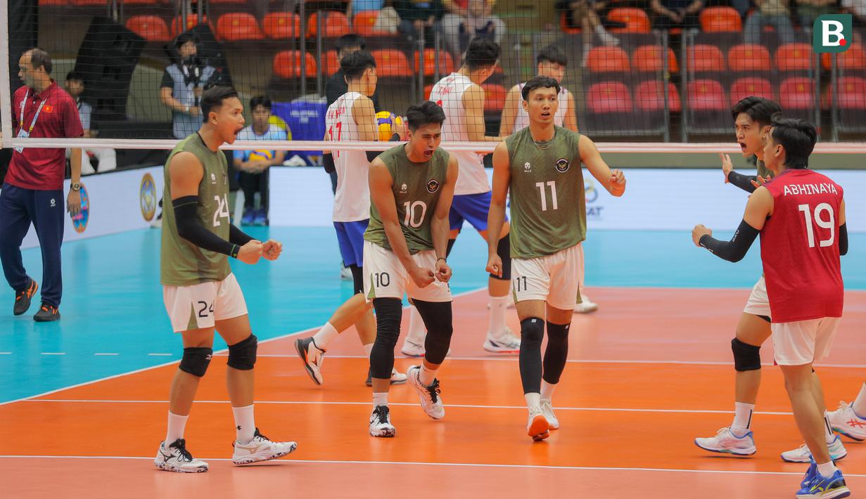 Sempat tertinggal dua gin lebih dulu, Timnas Bola Voli Putra Indonesia menunjukkan mental juara dengan bangkit dan membalikkan keadaan. (Bola.com/Bagaskara Lazuardi)