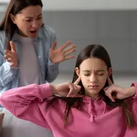 Ilustrasi seorang anak yang tidak mau mendengarkan ibunya (shutterstock/fast-stock).