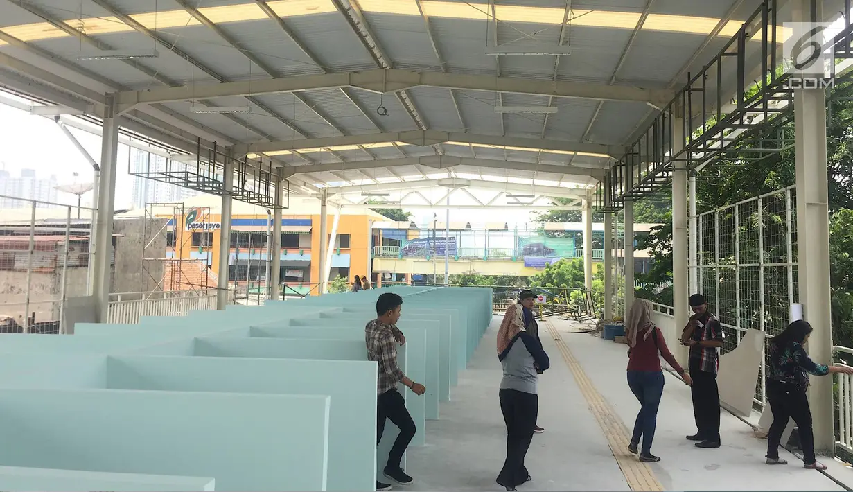 Warga beraktivitas di skybridge Tanah Abang, Jakarta, Senin (15/10). Meski belum selesai pembangunannya, namun jembatan multi guna yang menghubungkan Stasiun Tanah Abang dan Blok G Tanah Abang ini telah soft launching. (Liputan6.com/Immanuel Antonius)