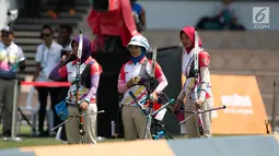 Tim Panahan Putri Indonesia tampil pada nomor beregu putri recurve SEA Games 2017 di MSN Archery Centre, Kuala Lumpur, Senin (21/8). Indonesia menyabet perak setelah kalah dari Malaysia dengan skor akhir 1-5 di set ketiga. (Liputan6.com/Faizal Fanani)