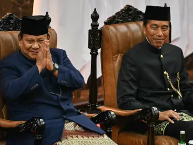 Presiden Republik Indonesia periode 2024-2029, Prabowo Subianto (kiri) dan Presiden Republik Indonesia periode 2014-2024 Joko Widodo (kanan) duduk saat Sidang Paripurna Pelantikan Presiden terpilih di gedung Nusantara MPR/DPR/DPD, Jakarta pada 20 Oktober 2024. (BAY ISMOYO/AFP)