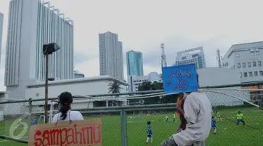  Anak - anak membawa papan bertuliskan "Sampah No Way" saat melakukan aksi bersih - bersih sampah di kawasan Pasar Festival Kuningan, Jakarta, (21/2).  Kegiatan ini dalam memperingati Hari Peduli Sampah Nasional 2016. (Liputan6.com/Faisal R Syam)