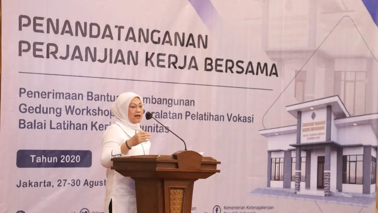 Kembangkan Kompetensi SDM, Menaker Serahkan Bantuan BLK Komunitas Serikat Pekerja