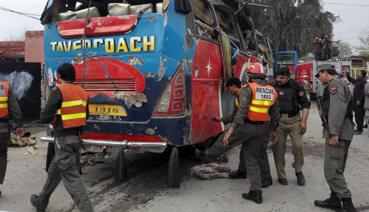 Kondisi bus rombongan pegawai pemerintahan usai diserang bom di Peshawar, Pakistan, Rabu (16/3). Bus yang membawa rombongan pegawai pemerintah ini menewaskan setidaknya 10 orang dan 27 lainnya terluka. (REUTERS/Fayaz Aziz)
