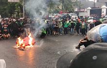 Demo Ojol dan Mahasiswa Pecah di DPRD Jabar, Massa Bakar Water Barier