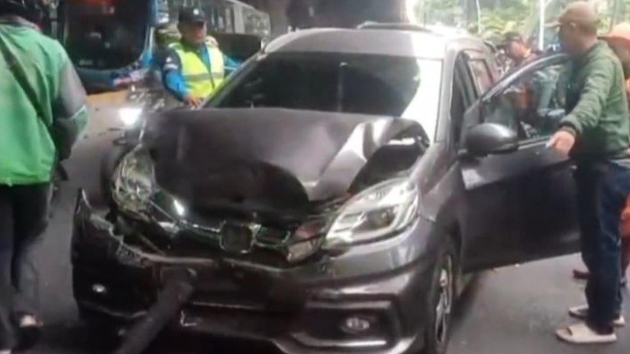 Kecelakaan Beruntun 7 Kendaraan di Jaktim, Fortuner Ngebut Tabrak Pengendara yang Antre Lampu Merah