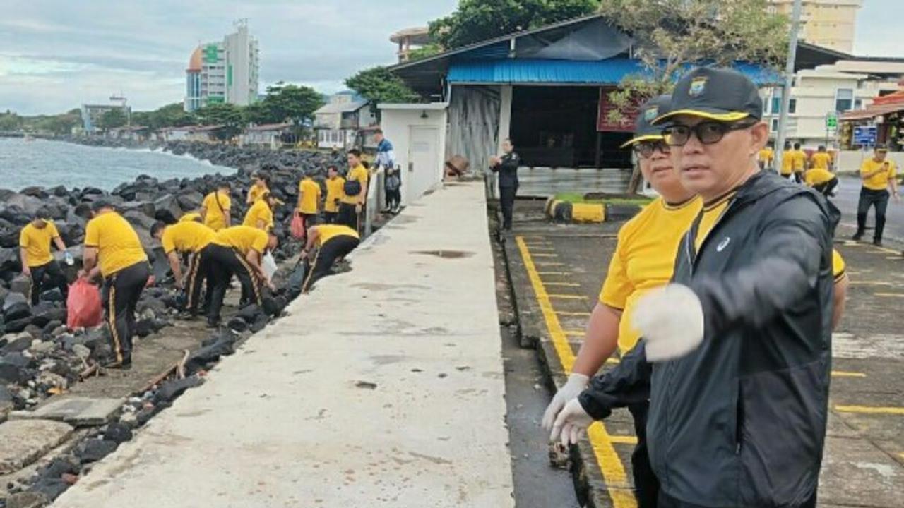 Polda Sulut Bersihkan Sampah di Kawasan Bisnis Boulevard Manado, Libatkan 1.000 Personel