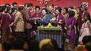 Pendiri PT Mustika Ratu Tbk, Mooryati Soedibyo memberi tumpeng ke Presiden Joko Widodo pada perayaan ulang tahunnya yang ke 90 di kawasan Gatot Subroto, Jakarta, Jumat (5/1). (Liputan6.com/Herman Zakharia)