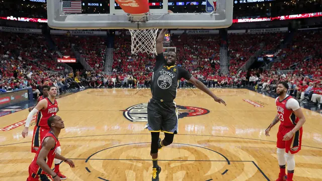 Bintang Warriors Draymond Green melakukan slam dunk saat Warriors kalahkan Pelicans di play-off NBA