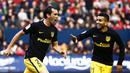 Diego Godin mencetak gol pertama Atletico Madrid saat melumat Osasuna 3-0 dalam laga La Liga di Stadion El Sadar, (27/11/2016). ( EPA/Jesus Diges)