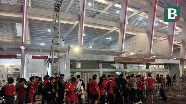 Suporter Timnas Indonesia mengantre untuk memasuki Stadion Utama Gelora Bung Karno